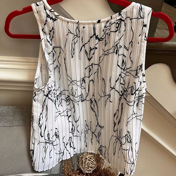 Banana Republic White & Black Lines Pleated Tank sz XS EUC - Picture 4 of 4